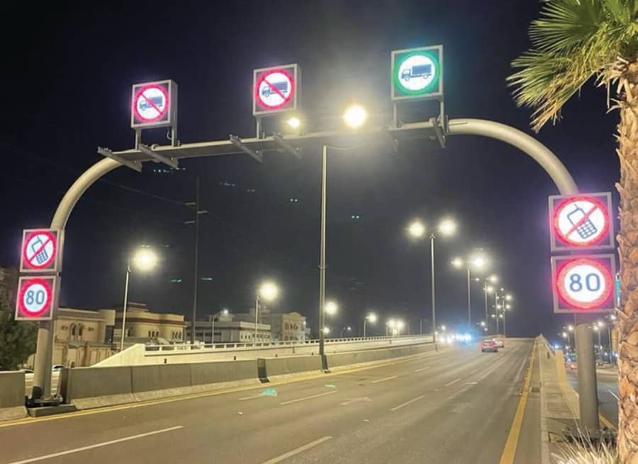 لوحة سلامة مرورية خارجية على مدخل مدينة